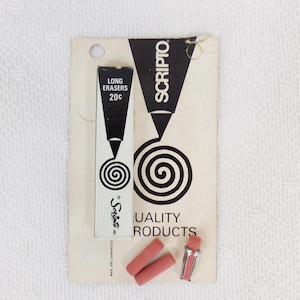 Może przedstawiać: Winietkowe opakowanie długich gum do mazania Scripto, w cenie 20 centów. Opakowanie zawiera czarno-biały wzór spiralny i napis "Scripto Quality Products". W zestawie znajdują się dwie różowe gumki do mazania i metalowy uchwyt na gumkę.