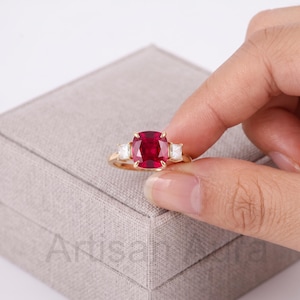 IGI-gecertificeerde ring met kussenslijpsel en duivenbloedrobijn, 14K, 10K of 9K gouden verlovingsring met drie stenen, ring met laboratoriumdiamant, jubileumcadeau voor echtgenote