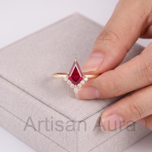 Verlobungsring mit Rubin im Drachenschliff, Ring mit im Labor gezüchteten Diamanten, einzigartiger geometrischer Art-déco-Ring, Schmuck aus 9K, 10K und 14K Massivgold, IGI-zertifiziert