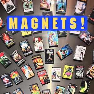 Imán de nevera Mini VHS – Regalo de película retro – Réplica de película personalizada – Estilo de videocasete personalizado – Decoración nostálgica con estuche 3D personalizado imagen 1