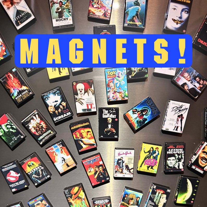 Imán de nevera Mini VHS – Regalo de película retro – Réplica de película personalizada – Estilo de videocasete personalizado – Decoración nostálgica con estuche 3D personalizado imagen 1