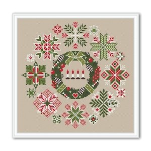 Puede incluir: Un diseño de punto de cruz con una corona navideña con velas, rodeada de patrones de copos de nieve rojos y verdes. El diseño está sobre un fondo beige neutro, enmarcado en blanco.