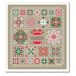 Può includere: Un campionario di motivi a punto croce con vari disegni a tema natalizio. I disegni sono in rosso, verde e bianco e includono fiocchi di neve, stelle e ornamenti.