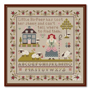 Può includere: Schema di ricamo a punto croce con una ragazza con i capelli rossi e un vestito blu, che tiene un bastone da pastore, in piedi davanti a una casa con una staccionata bianca. Il testo recita "Little Bo-Peep has lost her sheep, and can't tell where to find them;" e include l'alfabeto in un carattere colorato.