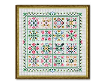 Può includere: Un ricamo a punto croce incorniciato con un design a patchwork che presenta vari motivi floreali in tonalità di rosa, verde, blu e giallo.