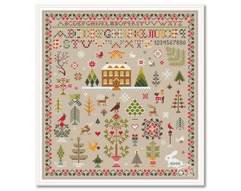 Könnte beinhalten: Ein Kreuzstichmuster mit einer Winterszene mit einem Haus, Bäumen, Tieren und einem Rand aus roten Beeren. Das Muster enthält ein Alphabet und Zahlen.