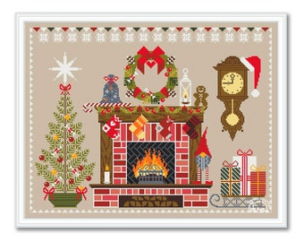 Könnte beinhalten: Ein Kreuzstichmuster mit einem Kamin, Strümpfen, einem Kranz, einem Weihnachtsbaum, Geschenken und einer Uhr. Der Kamin ist mit einem roten und weißen Ziegelmuster und einem brennenden Feuer verziert. Die Strümpfe sind mit Geschenken gefüllt und der Kranz ist mit roten Beeren und einer roten Schleife geschmückt. Der Weihnachtsbaum ist mit Kugeln und Lichtern geschmückt. Die Geschenke sind in buntes Papier verpackt und mit Schleifen gebunden. Die Uhr ist eine traditionelle Standuhr mit einem Holzkasten und einem weißen Zifferblatt.