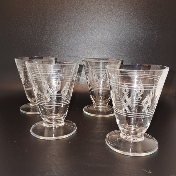 Beautiful view of Art Deco Pattern Etched Glasses