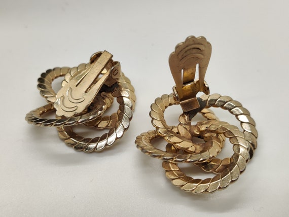 Interlocking Gold Circle Earrings - image 3