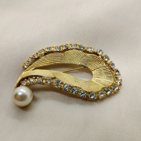 Free Form Textured Gold-Tone Crystal and Pearl Paisley Brooch / 1960s Striking Brooch for Lapel or Beret. Unsigned beauty.