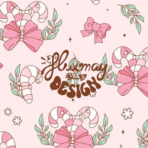 Puede incluir: Patrón repetitivo sobre fondo rosa claro con bastones de caramelo, lazos y ramitas de hojas. Los bastones de caramelo son de rayas rosas y blancas, y los lazos son de color rosa liso. El texto "Christmas Design" está en marrón, en cursiva.