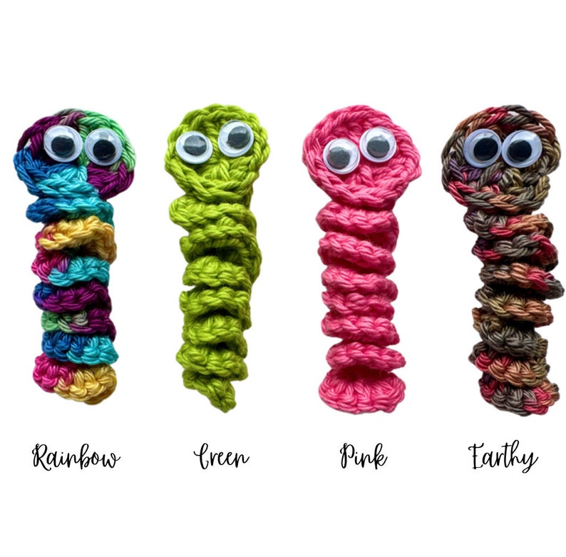 Puede incluir: Cuatro juguetes de gusano de crochet con ojos saltones. Los gusanos son de colores arco&iacute;ris, verde, rosa y tierra.