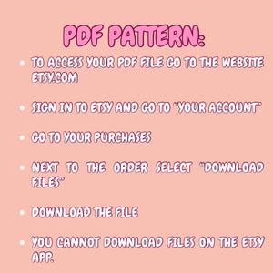 K&ouml;nnte beinhalten: Ein rosa Hintergrund mit wei&szlig;em Text, der Anweisungen zum Herunterladen eines PDF-Musters von Etsy enth&auml;lt. Der Text enth&auml;lt Schritte wie den Besuch der Etsy-Website, das Anmelden und die Auswahl von "Dateien herunterladen", um auf das Muster zuzugreifen.