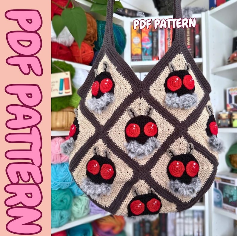 K&ouml;nnte beinhalten: Eine handgefertigte H&auml;keltasche mit einem einzigartigen Design. Die Tasche hat ein Rautenmuster in Beige und Braun, verziert mit schwarzen und roten k&auml;ferartigen Applikationen mit grauen Fellakzenten. Der Text "PDF PATTERN" ist sichtbar.