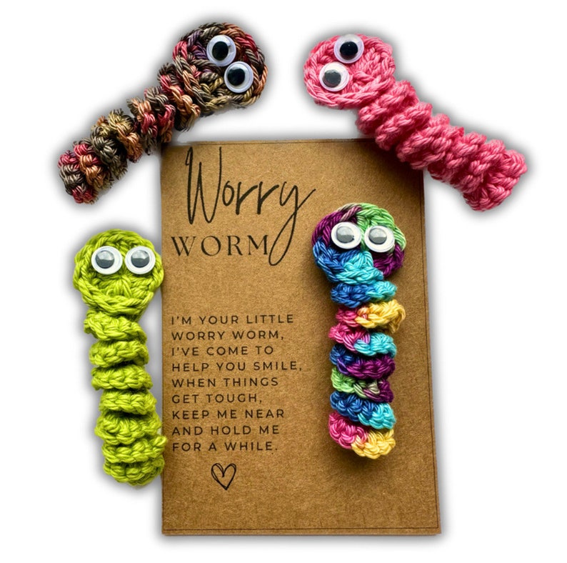 Puede incluir: Cuatro gusanos de preocupaci&oacute;n de crochet con ojos saltones y una tarjeta que dice "Worry Worm" y "Soy tu peque&ntilde;o gusano de preocupaci&oacute;n, he venido para ayudarte a sonre&iacute;r, cuando las cosas se ponen dif&iacute;ciles, mantenme cerca y abr&aacute;zame un rato."