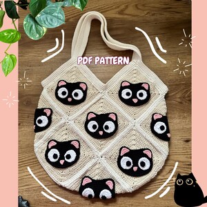 Könnte beinhalten: Cremefarbene Häkeltasche mit Applikationen von schwarzen Katzen. Die Tasche hat ein Rautenmuster und einen cremefarbenen Henkel. Der Text "PDF PATTERN" ist sichtbar. Die Katzen haben weiße Augen und rosa Akzente.