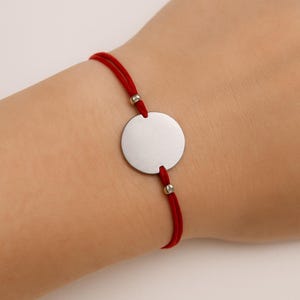 Pulseira de cordão vermelho personalizada – Letra ou número gravados – Joia minimalista ajustável para ela – Ideia de presente feito à mão – Pulseira da sorte