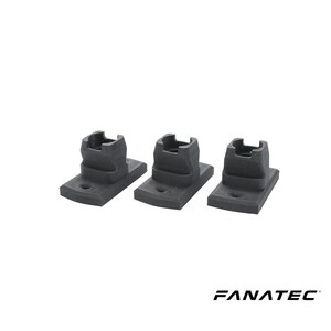 Puede incluir: Tres soportes de montaje de plástico negro para un volante de carreras Fanatec. Los soportes tienen una base rectangular y una sección elevada con una ranura para el montaje.