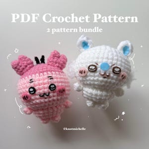 Puede incluir: Dos figuras amigurumi de ganchillo. Una es rosa con detalles negros y rosas, la otra es blanca con detalles azules y marrones. El texto "PDF Crochet Pattern" y "2 pattern bundle" está en la parte superior. El identificador de Instagram "@knotmichelle" está en la parte inferior.