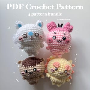 Könnte beinhalten: Vier handgefertigte Amigurumi-Puppen aus Häkelarbeit in Weiß, Rosa, Braun und Gelb. Jede Puppe hat ein einzigartiges Design mit gestickten Gesichtszügen und Rouge. Das Bild enthält den Text "PDF Crochet Pattern" und "4 pattern bundle".