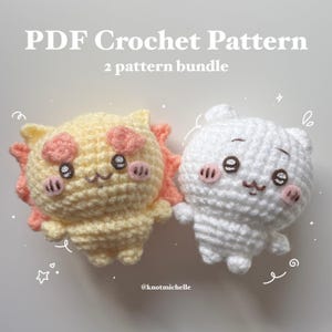 Op de afbeelding: Twee gehaakte pluche speelgoed, een gele en een witte, met cartoonachtige kenmerken. Het gele speelgoed heeft roze accenten en het witte speelgoed heeft roze wangen. Tekst bovenaan luidt "PDF Crochet Pattern" en "2 pattern bundle".