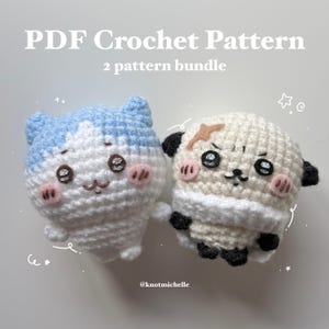 Könnte beinhalten: Zwei gehäkelte Amigurumi-Spielzeuge: eine weiß-blaue Katze und ein cremefarbener Panda. Die Katze hat blaue Ohren und ein weißes Gesicht mit rosa Wangen. Der Panda hat schwarze Ohren und Akzente, mit einem cremefarbenen Gesicht und rosa Wangen. Text lautet "PDF Crochet Pattern" und "2 pattern bundle".
