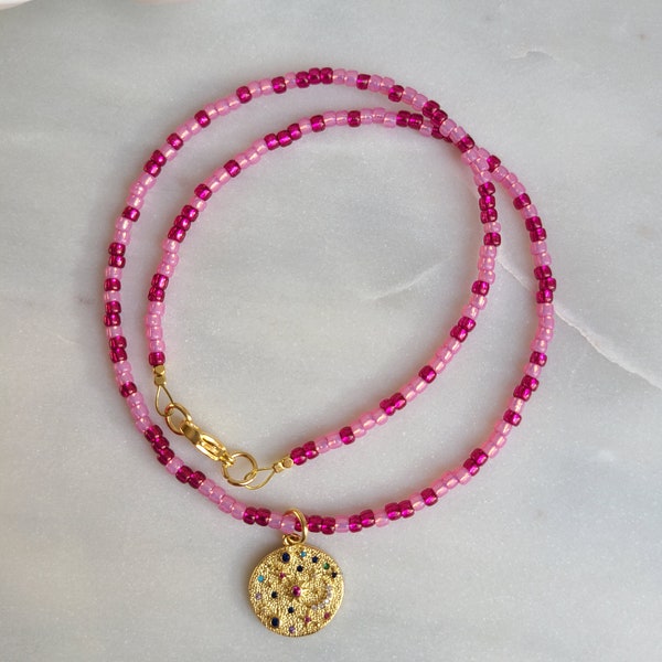 Kurze Kette Choker aus Tohoperlen in rosa und pink mit Anhänger