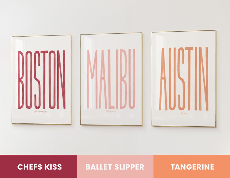 Puede incluir: Tres impresiones enmarcadas con las palabras "BOSTON", "MALIBU" y "AUSTIN" en diferentes tonos de rosa y rojo. Las palabras est&aacute;n en negrita, en fuente sans-serif. Los marcos son dorados y el fondo es blanco. Los colores est&aacute;n etiquetados como "CHEFS KISS", "BALLET SLIPPER" y "TANGERINE".