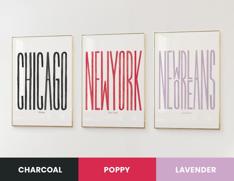Puede incluir: Tres impresiones enmarcadas con los nombres de ciudades en letras en negrita y estilizadas. Las impresiones son en carb&oacute;n vegetal, rojo amapola y lavanda. Las ciudades son Chicago, Nueva York y Nueva Orleans.