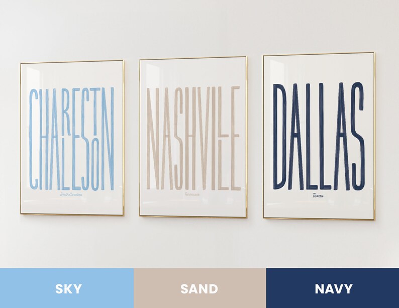 Puede incluir: Tres impresiones enmarcadas con los nombres de ciudades en una fuente estilizada. Las impresiones est&aacute;n en un esquema de color azul claro, beige y azul marino. Las ciudades son Charleston, Carolina del Sur; Nashville, Tennessee; y Dallas, Texas.