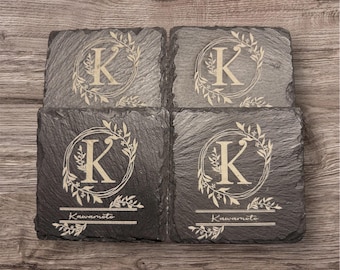 Conjunto de porta-copos de ardósia personalizados com gravação e monograma.