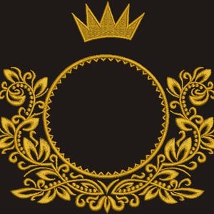 Może przedstawiać: Złota korona znajduje się nad okrągłą ramą z ozdobnym wzorem kwiatowym. Rama jest pusta i gotowa do spersonalizowania.
