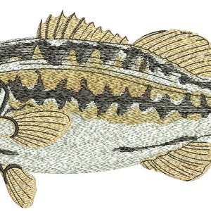 Op de afbeelding: Geborduurd beeld van een largemouth bass vis. De vis heeft een gedetailleerd ontwerp met bruin, grijs en zwarte kleuren. De vinnen en staart zijn bruin, terwijl het lichaam een patroon van grijs en zwart heeft. De vis kijkt naar links.