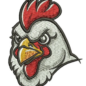 Può includere: Toppa ricamata raffigurante una testa di gallo dettagliata. Il gallo ha cresta e bargigli rossi, becco giallo ed espressione severa. Il disegno è delineato in nero su sfondo grigio.
