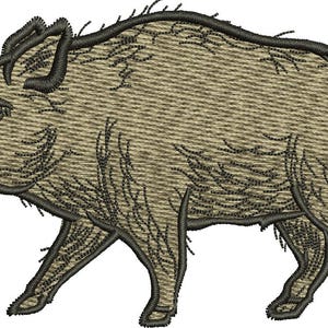 Peut inclure: Broderie d'un sanglier, dans des tons de beige et de marron avec des contours noirs. Le sanglier est représenté de profil, marchant la tête baissée et les défenses visibles. Le motif a un aspect texturé.