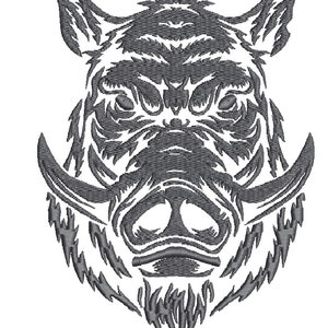 Peut inclure: Une illustration stylisée en noir et blanc d'une tête de sanglier sauvage avec des défenses acérées. Le visage du sanglier est féroce et l'image est détaillée.
