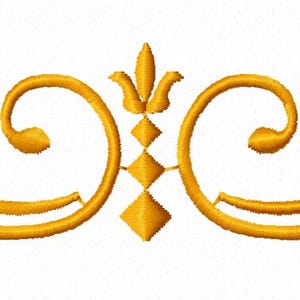 Może przedstawiać: Złoty, dekoracyjny ornament o symetrycznym wzorze. Zawiera zakrzywione linie, wiry i centralny element kwiatowy. Kolor to bogate, metaliczne złoto, odpowiednie do zdobień.