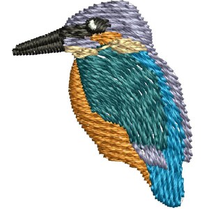 Puede incluir: Imagen bordada de un martín pescador. El ave presenta un largo pico negro, una cabeza con detalles grises y beige, y un cuerpo con tonos turquesa, azul y naranja. La imagen es un primer plano del perfil lateral del ave.