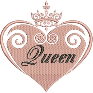 Puede incluir: Un corazón rosa con un contorno blanco y una corona encima. La palabra "Queen" está escrita en negro dentro del corazón.