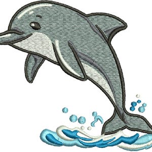 Puede incluir: Una ilustración de dibujos animados de un delfín gris y blanco saltando fuera del agua. El delfín está mirando hacia la izquierda y tiene una expresión feliz. El agua es azul y tiene burbujas blancas.