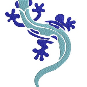 Puede incluir: Diseño bordado de un lagarto en tonos azules y turquesas. El lagarto está estilizado con un cuerpo curvado y pies detallados. El diseño está sobre un fondo blanco.