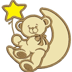 Può includere: Un orsacchiotto di peluche marrone che tiene una stella gialla è seduto su una luna crescente. L'orso ha un papillon marrone ed è seduto con le gambe incrociate.