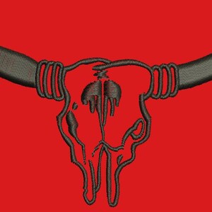 Puede incluir: Diseño bordado de una calavera de toro con cuernos largos y un contorno detallado. La calavera es negra, con los cuernos envueltos en un patrón similar a alambre. El fondo es de color rojo liso.