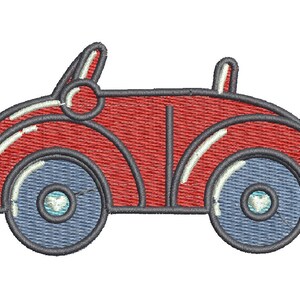Può includere: Un'auto giocattolo rossa con ruote nere e dettagli bianchi. L'auto ha un design semplice con una carrozzeria arrotondata e un solo finestrino.