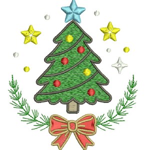 Op de afbeelding: Geborduurd kerstboomontwerp met een blauwe ster bovenop, rode en gele ballen en een rode strik aan de onderkant. De boom is omgeven door een groene krans en extra sterren en stippen. Feestelijk vakantiethema.