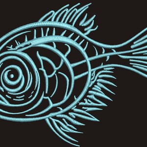 Op de afbeelding: Een gestileerd, lichtblauw visontwerp op een zwarte achtergrond. De vis is afgebeeld met ingewikkelde lijnen en rondingen, waardoor een gedetailleerde, artistieke illustratie ontstaat. Het ontwerp heeft een groot oog en gedetailleerde vinnen.
