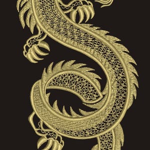 Op de afbeelding: Een gedetailleerd gouden drakenborduurontwerp op een zwarte achtergrond. De draak wordt afgebeeld in een gebogen pose, met ingewikkelde patronen en texturen. Het ontwerp heeft scherpe klauwen, schubben en een gedetailleerde kop.