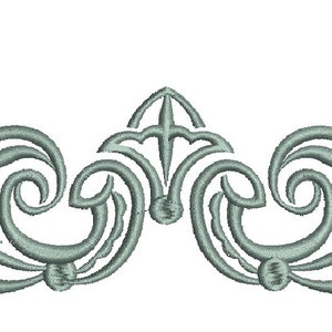 Może przedstawiać: Dekoracyjny, srebrno-szary wzór haftu kwiatowego z powtarzającym się wzorem stylizowanych liści i zwojów.