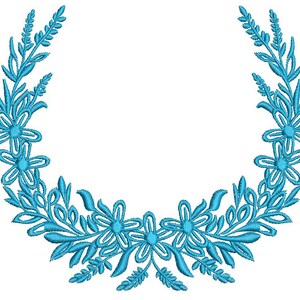Może przedstawiać: Wzór haftu w postaci niebieskiej wieńca kwiatowego o okrągłym kształcie. Wieniec składa się z liści i kwiatów.