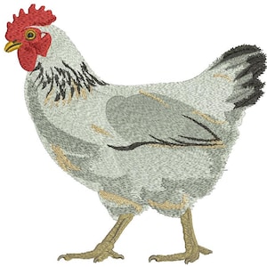 Peut inclure: Image brodée d'une poule, dans des tons de gris, noir et beige. La poule a une crête et des barbillons rouges, un bec jaune et des plumes détaillées. L'image est un gros plan du profil de la poule, mettant en valeur ses caractéristiques.